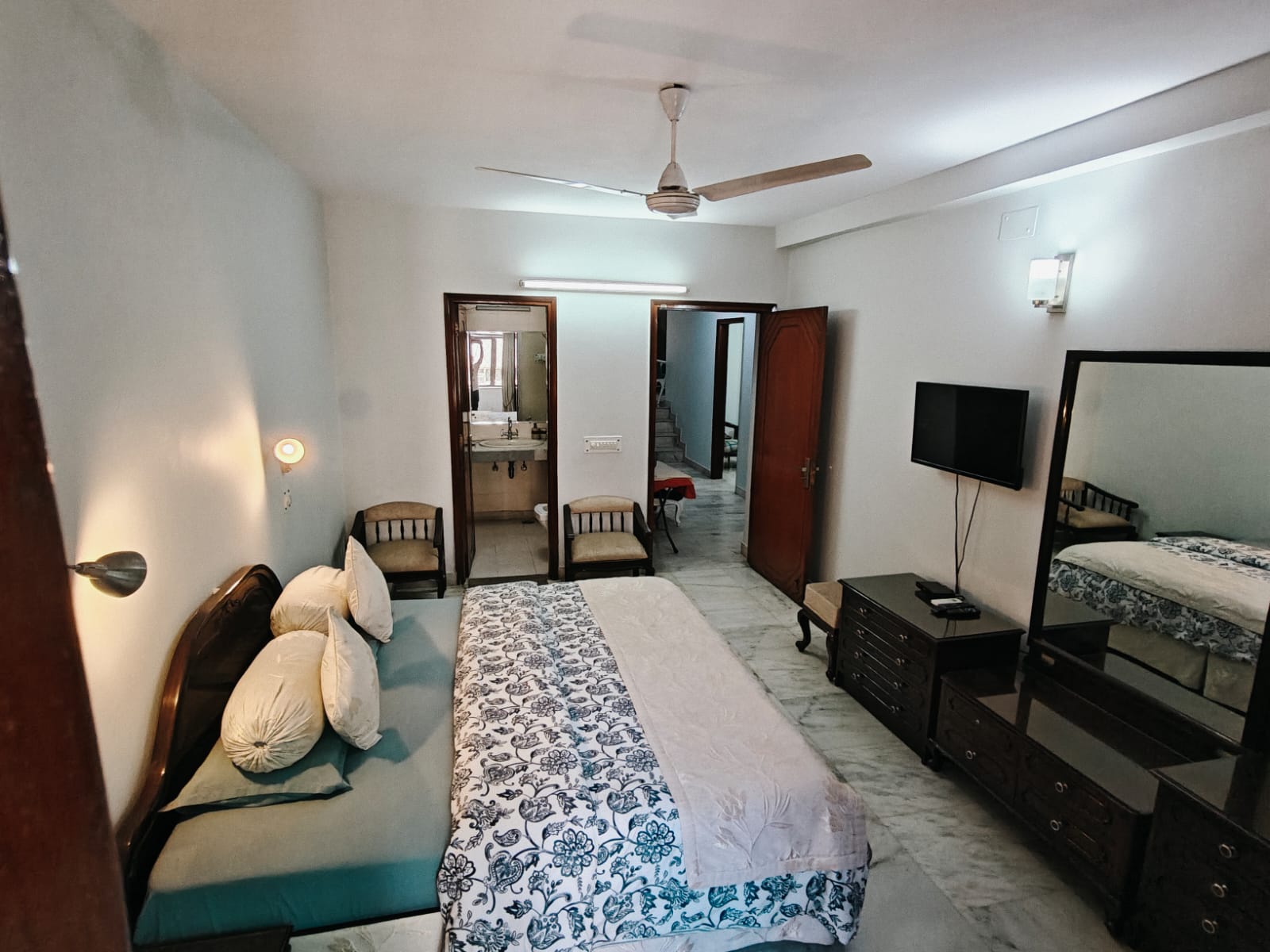 Fully Furnished 2 BHK Apartment in Greater Kailash